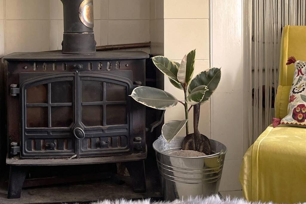 Cosy 2-Bedroom Family Cottage Centrally Located. Leedstown Bagian luar foto
